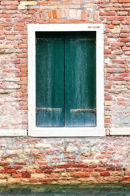 Windows della vecchia casa a Venezia, Italia