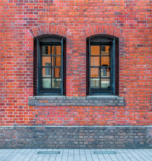 Windows in un muro di mattoni rossi