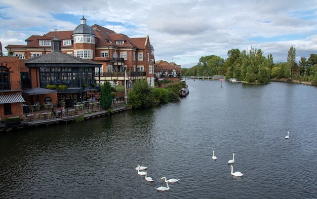 Windsor è una città sul fiume Tamigi nel sud-est dell'Inghilterra, appena ad ovest di Londra