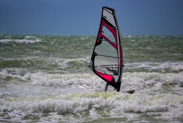 Windsurfista su mare mosso