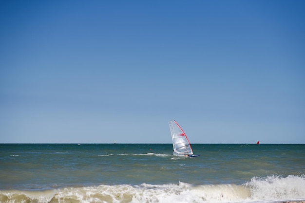 Windsurfista su una buona cavalcata onde in mare