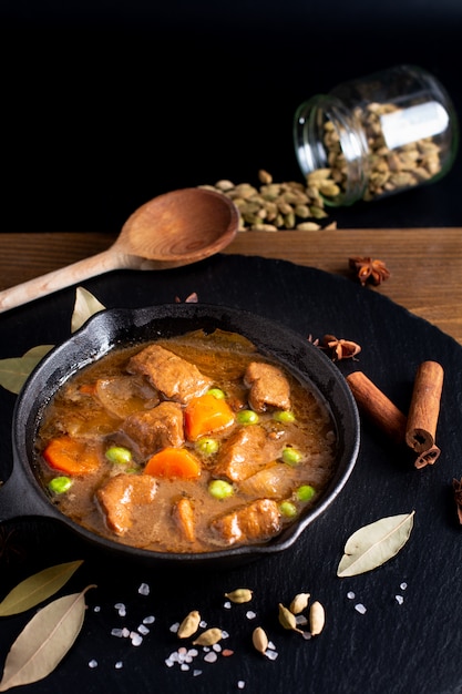 Winter Food concetto fatto in casa stufato di manzo biologico o Bourguignon in ghisa Skillet