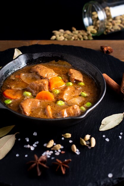 Winter Food concetto fatto in casa stufato di manzo biologico o Bourguignon in ghisa Skillet