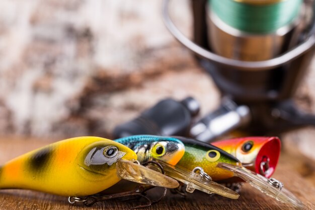 Wobblers delle esche di pesca del primo piano con la bobina