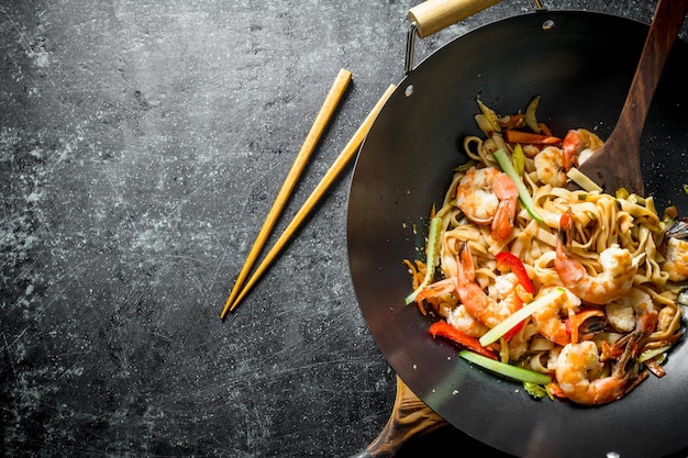 Wok cinese Deliziosi spaghetti Udon con le bacchette