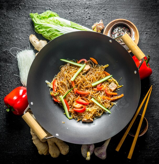 Wok cinese Ingredienti per cucinare la funchoza con le verdure