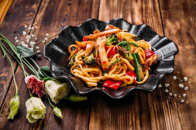 Wok di verdure di pollo udon noodles