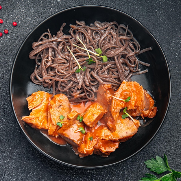 Wok noodles soba farina di grano saraceno salsa di pomodoro carne cibo spuntino sul tavolo copia spazio cibo