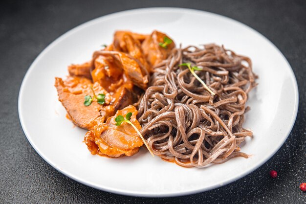 Wok noodles soba farina di grano saraceno salsa di pomodoro carne cibo spuntino sul tavolo copia spazio cibo