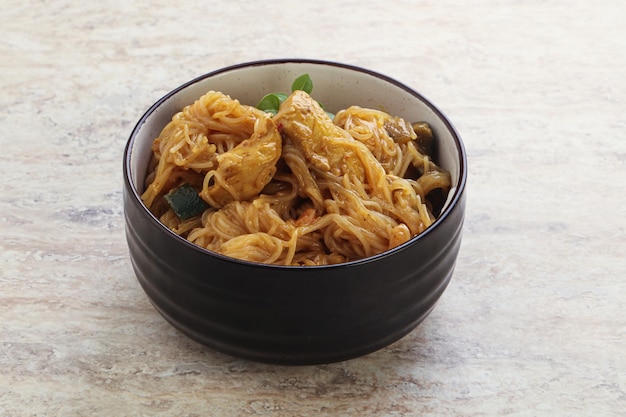 Wok Udon con pollo al curry