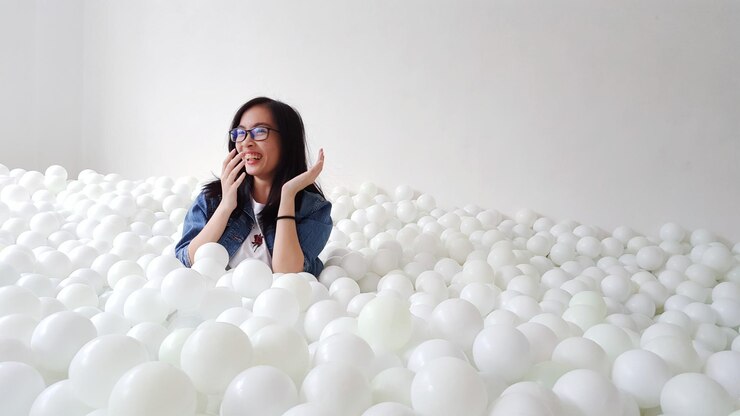 Photo woman enjoying in ball pool