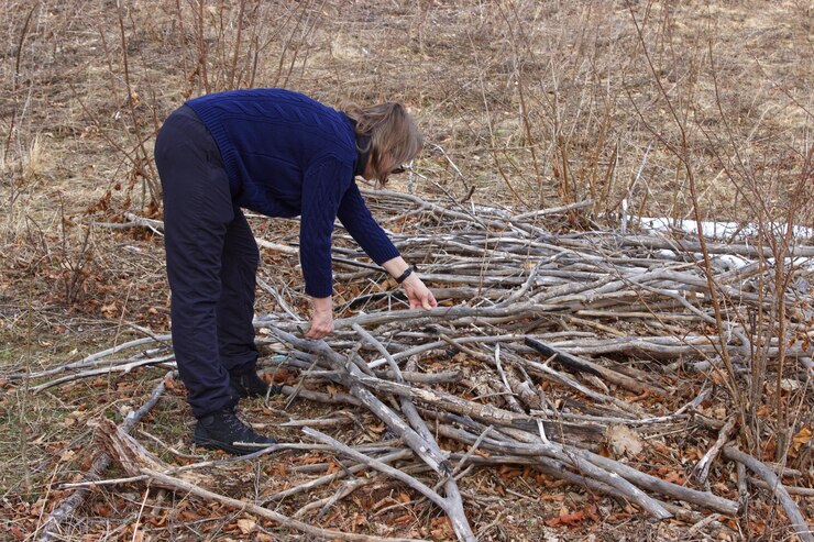 Photo woman gather firewoods