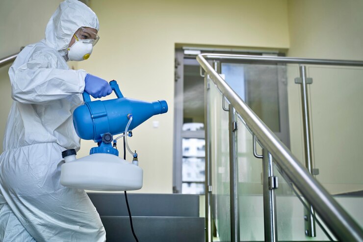 Photo woman in a protective suit disinfecting the stairs