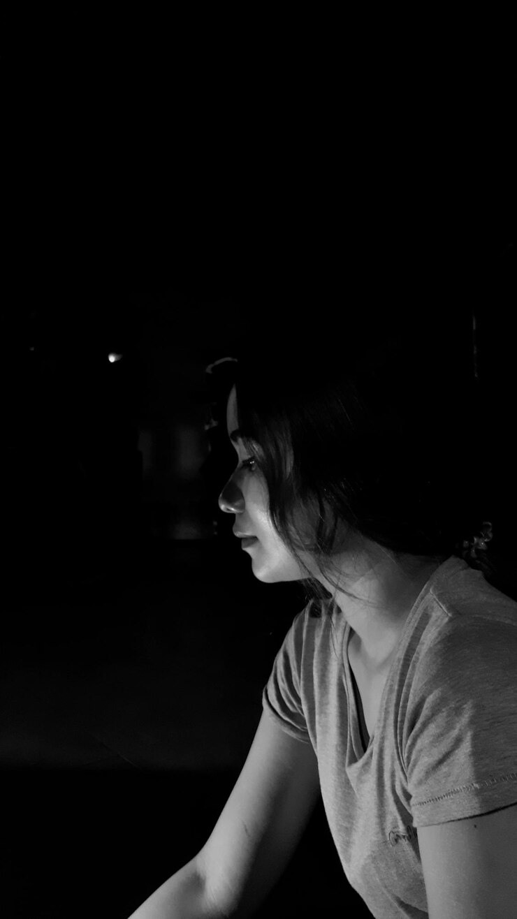 Photo woman looking away against black background