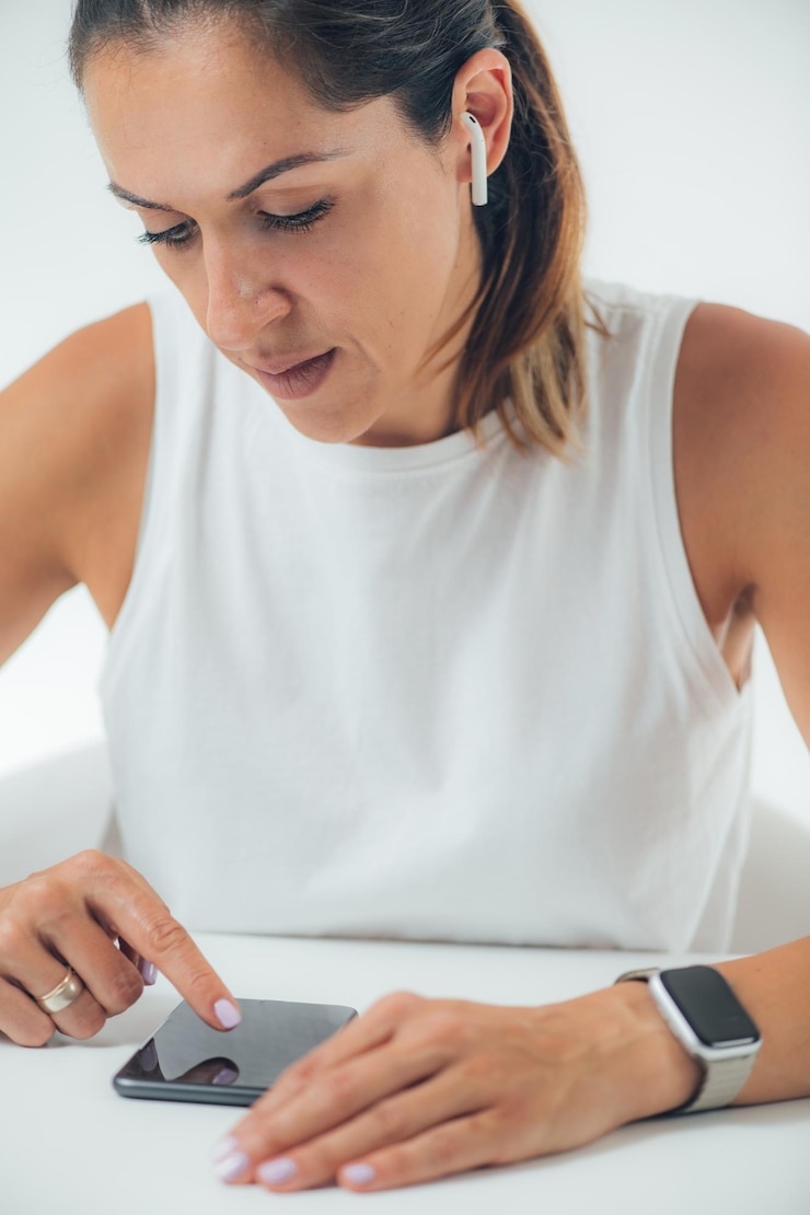 Foto woman selftest hearing con cuffie che ascolta toni con frequenze diverse
