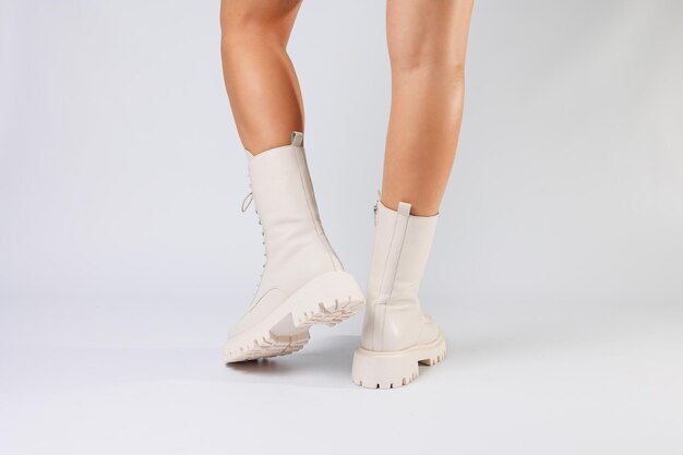 Womans gambe in una collezione di scarpe bianche in pelle alla moda su sfondo bianco collezione primaverile di scarpe da donna