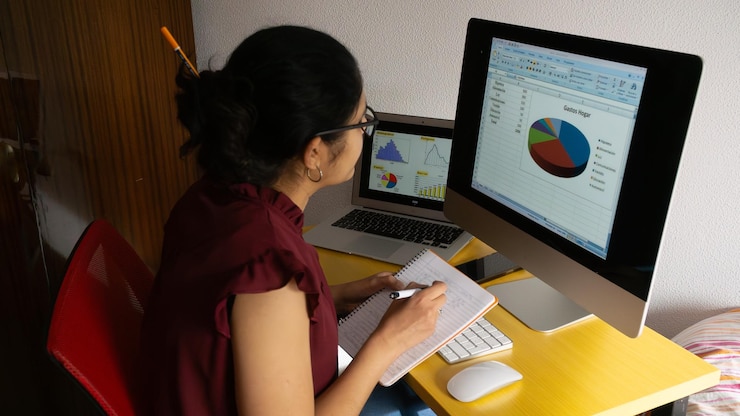 Photo womans hands in front of computer with video conference