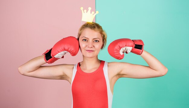 Womens power girl regina campione dello sport essere la migliore donna vincitrice Regina del ring di pugilato Sportiva con corona di principessa Concetto di vittoria donna felice corona di festa boxer femminile guantoni da boxe