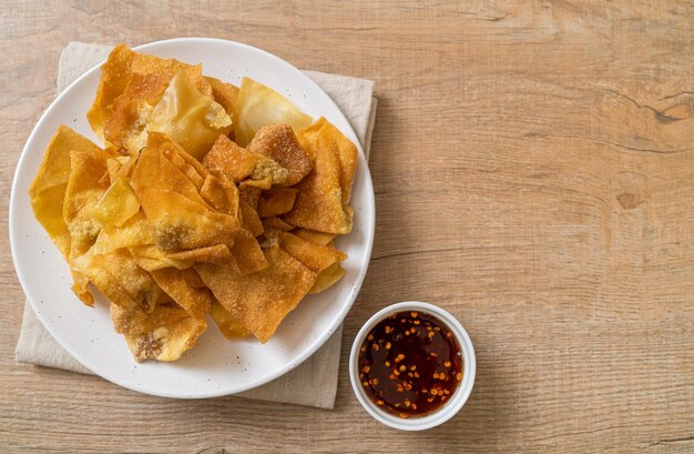 Wonton di maiale fritto con salsa di immersione