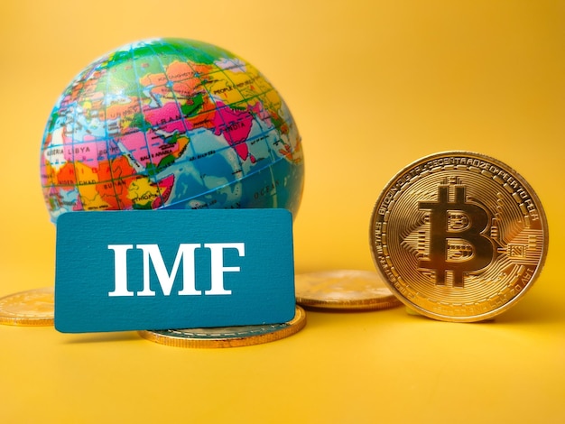 World globebitcoins e scheda colorata con la parola FMI su sfondo giallo