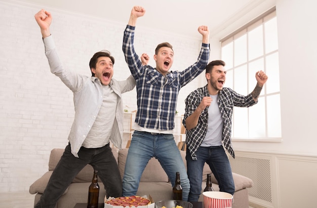 Wow goal Ragazzi che guardano la partita e festeggiano la vittoria