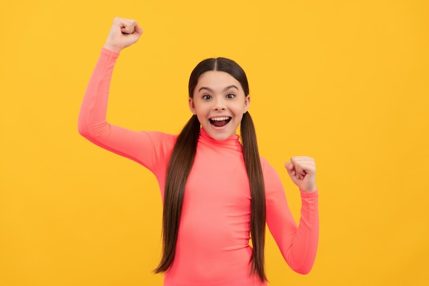 Wow kid celebra il modello di moda femminile di successo infanzia felicità