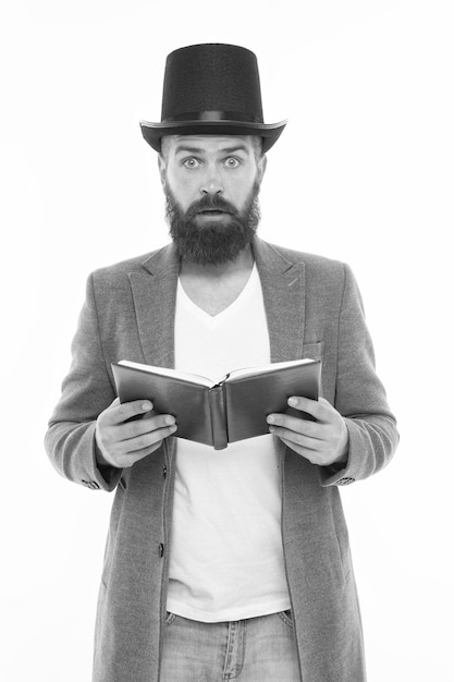 Wow Lettore di biblioteca sorpreso Hipster legge il libro della biblioteca Uomo barbuto indossa un cappello a cilindro in stile casual Prendendo in prestito letteratura dalla biblioteca Conoscenza e istruzione In caso di dubbio vai in biblioteca