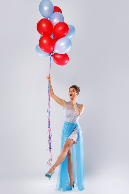 Wwoman indossa un bellissimo vestito con molti palloncini colorati