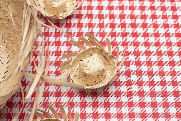 XAcappelli di paglia da festa brasiliani su tessuto a scacchi