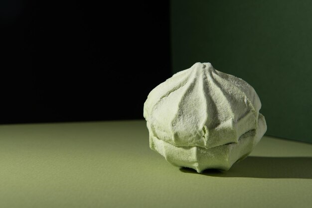 XANatural mela verde chiaro marshmallow su sfondo scuro Foto in studio
