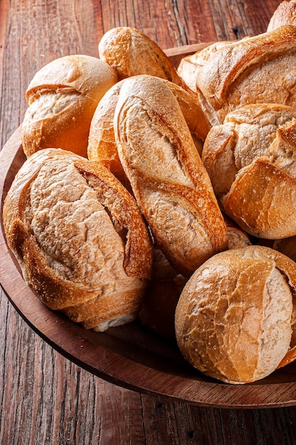 XVari tipi di pane a fermentazione naturale insieme in un cesto