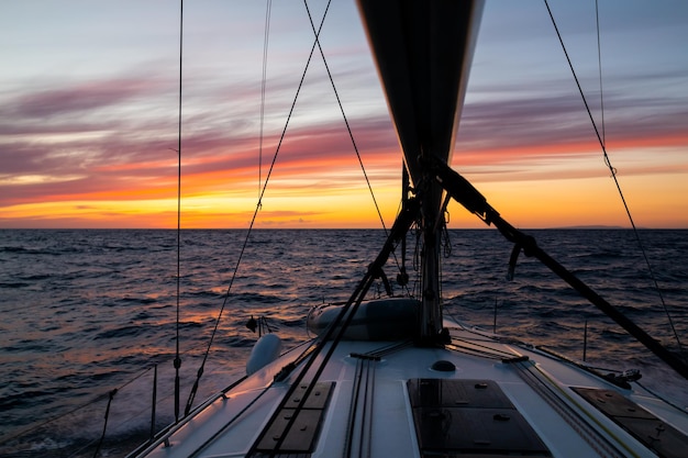 Yacht a vela al tramonto durante una tempesta Vacanza di lusso in mare