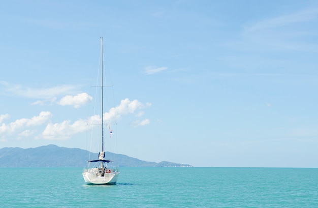 Yacht a vela con vele bianche in mare aperto