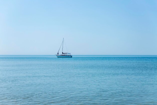 Yacht a vela in mare Viaggi ricreativi e turismo