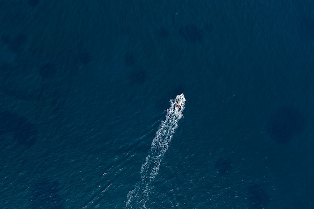 Yacht a vela sul mare blu