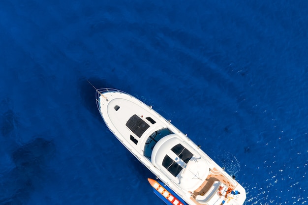 Yacht a vela sul mare blu