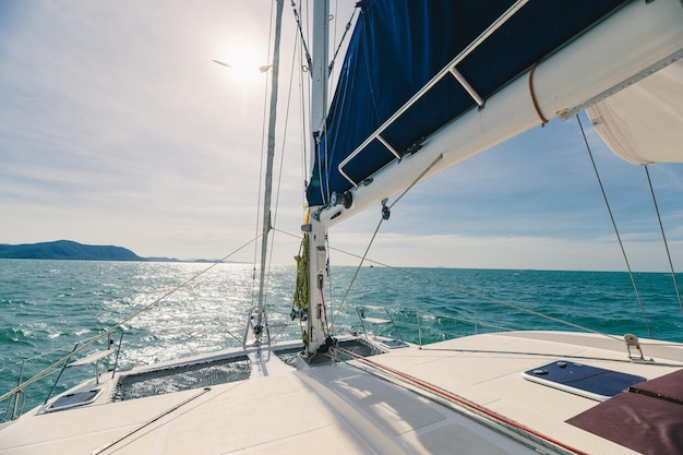 Yacht a vela sul mare tropicale in una giornata di sole Yachting privato Attività per il tempo libero Inseguimento ricreativo Concetto di viaggio ed estate