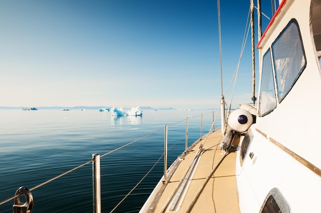 Yacht a vela tra gli iceberg nell'Oceano Atlantico in Groenlandia