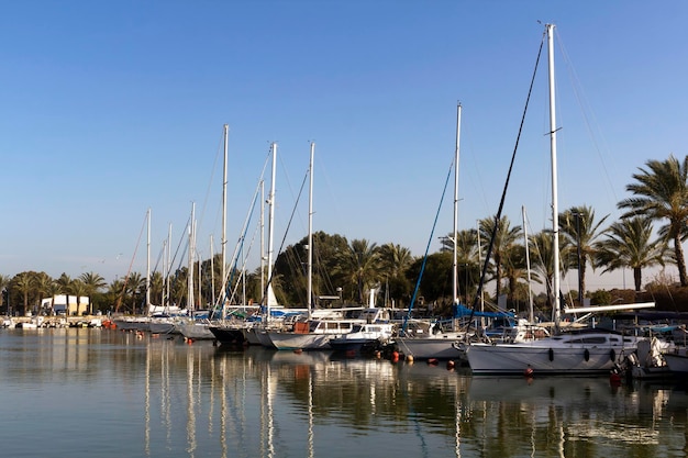 Yacht all'ormeggio in attesa di viaggio