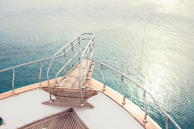 Yacht ambulante del naso sul fondo del mare. Concetto di mare e di viaggio