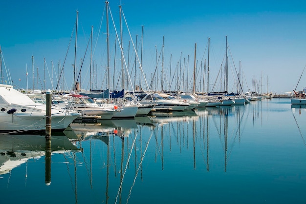 Yacht bianchi nel porto aspettano Rimini Italia