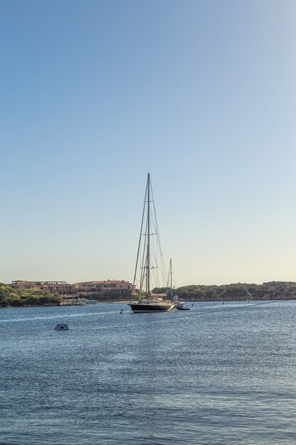 Yacht bianchi nel porto.