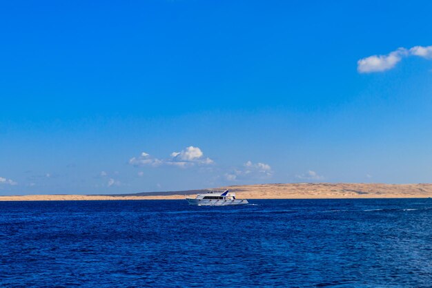 Yacht bianco a vela in Mar Rosso, Egitto