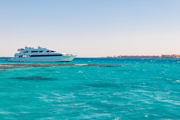 Yacht bianco a vela nel Mar Rosso Egitto