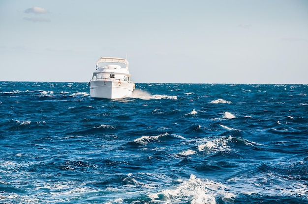 Yacht bianco nel Mar Rosso. Bellissimo paesaggio marino estivo