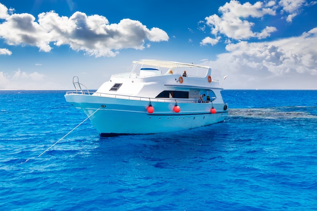 Yacht bianco nel mare tropicale blu