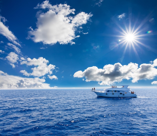 Yacht bianco nel mare tropicale blu