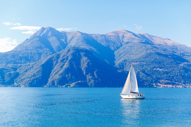 Yacht bianco sul lago di Como, Varenna, Italia.