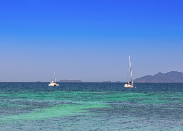 Yacht bianco sul mare blu