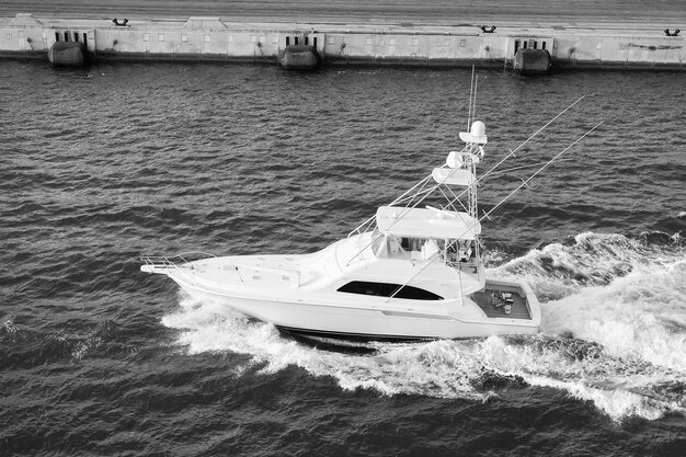 Yacht che galleggia sull'acqua verde